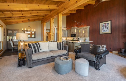 Talmont House | Panoramic Lake Tahoe View | Newly Remodeled | Dog Friendly | Pool Table | HOA Beach Access