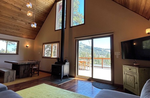 Norden Cabin | Panoramic Mountain Retreat, stunning views of Sugar Bowl mountain & Donner Peak