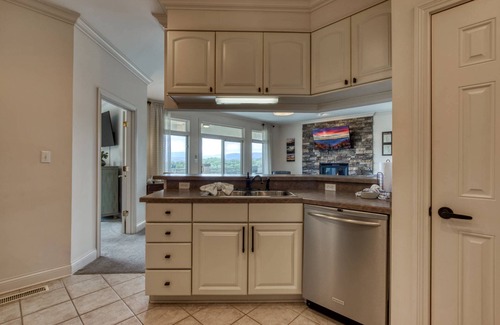 Sevierville House | Panoramic Mountain Range Views! Spacious 2 King BR Chalet w/Garage, Jacuzzi, WiFi & Free Tickets