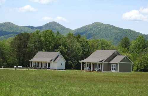 Young Harris House | Panoramic Mountain Views from your front porch!