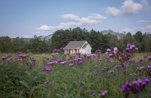 Young Harris House | Panoramic Mountain Views from your front porch!