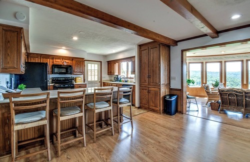 Raphine House | Panoramic mountain views and creekside walks in the beautiful Shenanodah Valley