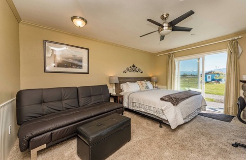 Sequim Hotel | Panoramic Mountain views from your King room