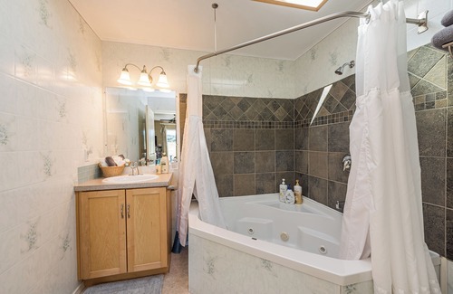 Sequim Hotel | Panoramic Mountain views from your King room