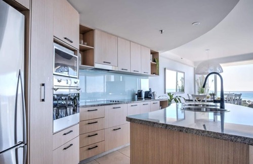 Maroochydore Apartment | Panoramic Ocean Views At Maroochydore