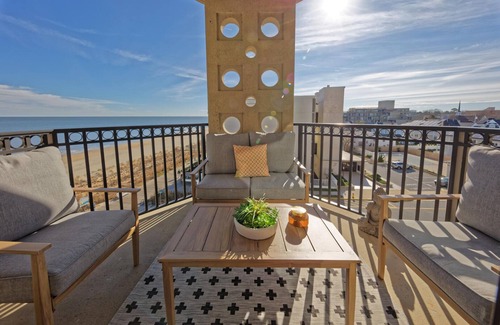 Sussex County Condo | Panoramic Oceanfront Condo w/Balcony & Pool – Walk to Boardwalk Fun!