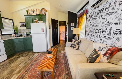 Alpine Apartment | Panoramic Porch View Close to Town @ Casa Pequena