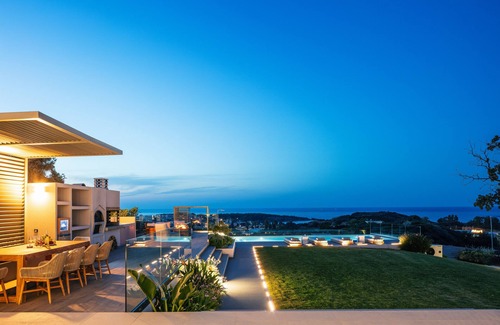 Daratsos Villa | Panoramic sea & city views, gym, sauna, fire pit, close to shops!