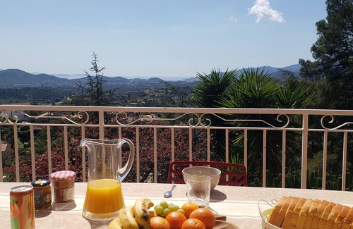 Afa House | Panoramic view air-conditioned 3 bedrooms 2 bathrooms 15 minutes from beaches.