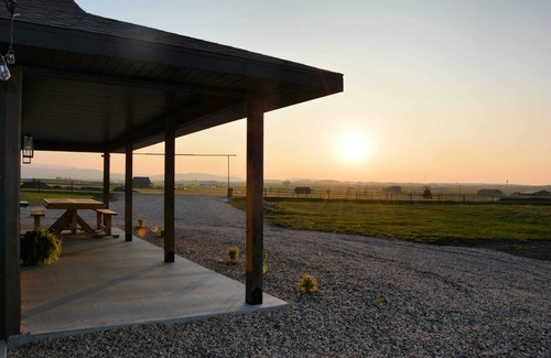 Sturgis House | Panoramic Views~ Bear Butte~ 10 Mins to Downtown