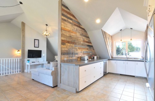 Central Okanagan House | Panoramic views, between ski hills, YLW, UBC, Event venues, & Costco. 🎿