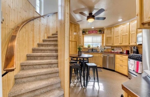 Corvallis House | Panoramic Views & Dog Heaven at The Silo!