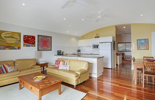 Point Lookout Apartment | Panoramic views from this beautiful unit set high on the hill at Point.