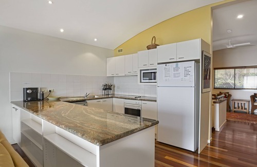 Point Lookout Apartment | Panoramic views from this beautiful unit set high on the hill at Point.