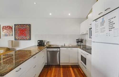 Point Lookout Apartment | Panoramic views from this beautiful unit set high on the hill at Point.