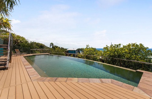 Point Lookout Apartment | Panoramic views from this beautiful unit set high on the hill at Point.