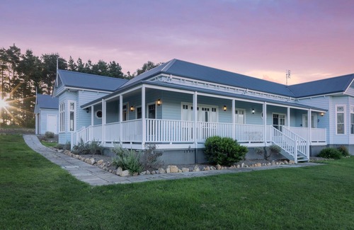 Brayton House | Panoramic Views From A Classic Country Homestead