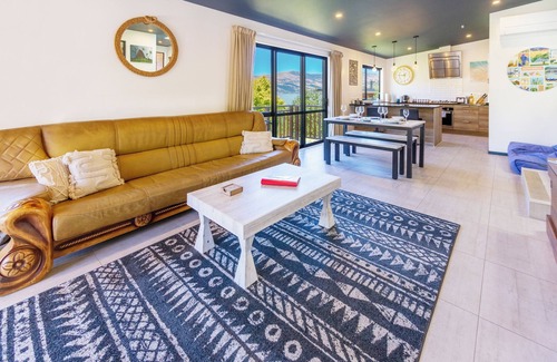 Christchurch District House | Panoramic Views from Spacious New Beach House in Christchurch's Cass Bay