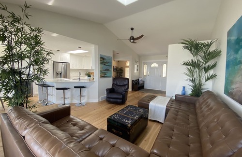 Central Okanagan House | Panoramic views of Okanagan Lake! Spacious home; up to 12 guests! Chef's kitchen