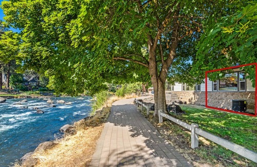 Orchard District Cottage | Panoramic views of the rippling Deschutes River w/pool access!