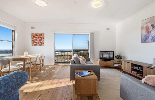 Canobolas House | Panoramic Views on Pinnacle - 3 Bedroom Farm Stay