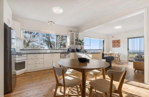 Canobolas House | Panoramic Views on Pinnacle - 3 Bedroom Farm Stay