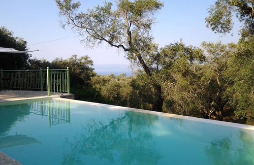 Koutsi Villa | Panos House In Sleepy Hamlet less than 3mins drive to Loggos broadband wifi
