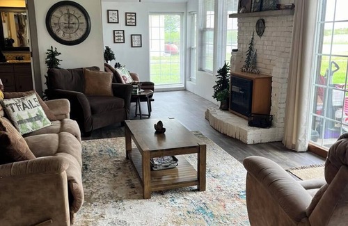 Olney Cabin | Papa's Cabin - Enjoy the peace and quiet with 40 acres and a 5 acre lake!