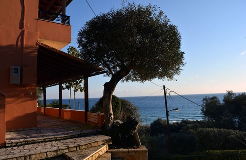 Sinarades Apartment | Papadatos Family Apt With Amazing View - 5mins from the beach on foot.