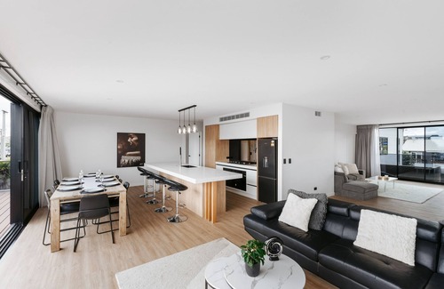 Papamoa Beach House | Papamoa Beach Coastal Oasis. Heated Pool, Sauna, Spa & Games room. Up to 20 Ppl