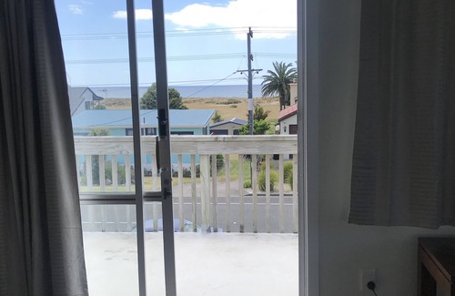 Papamoa Beach Apartment | Papamoa Unit, Ocean Views.