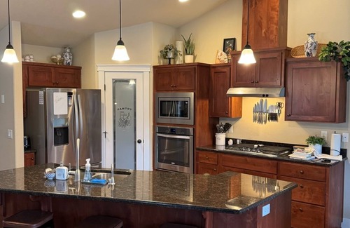 Salem House | Par 4 Fabulous 4 bedroom next to Salem Oregon Golf Course, 6 miles to downtown.