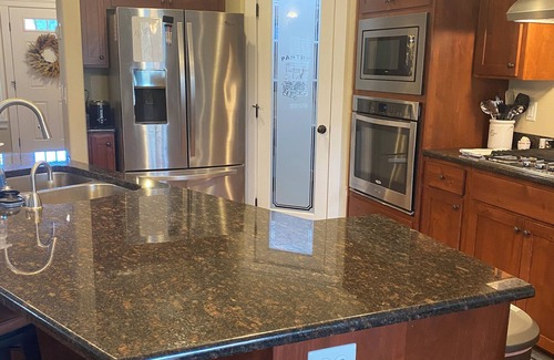 Salem House | Par 4 Fabulous 4 bedroom next to Salem Oregon Golf Course, 6 miles to downtown.