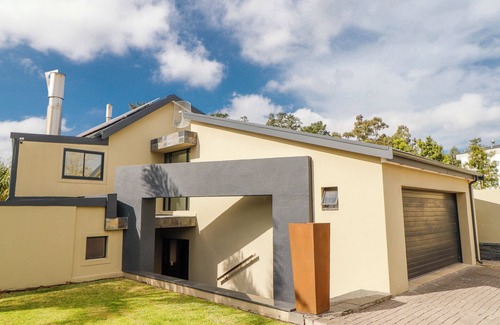 George House | Paradise at home spacious 3-bedroom house with swimming pool in George