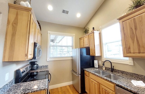 Indian Point Cabin | Paradise Cove Walk-in Log Cabin by Silver Dollar City & Table Rock Lake!