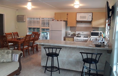 Andros Town Cottage | PARADISE CREEK COTTAGES
