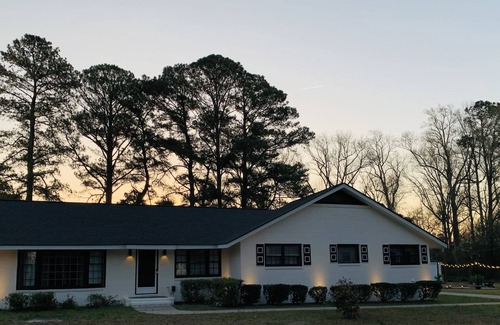 Kinston House | Paradise Escape: Jacuzzi, Fire Pit, Game Room