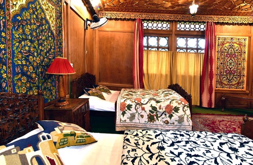 Sudarbal Boat Rental | 'Paradise Found' - Get away from it all Houseboat