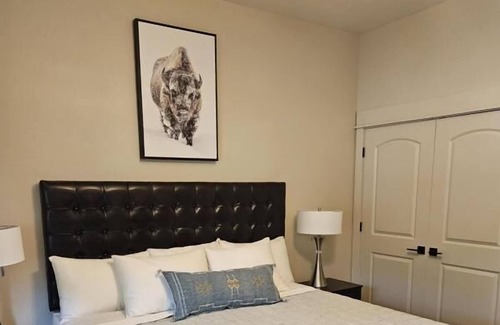Gardiner House | Paradise Found! Heated Pool, Onsite Parking, Close to Gardiner Downtown