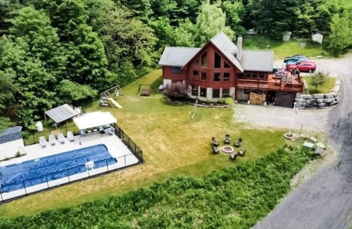 De Ruyter House | Paradise getaway log home with pool - Cazenovia 10 min away