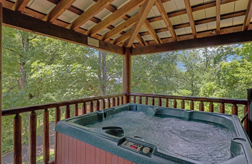 Sevierville Cabin | Paradise Glenn, Huge Cabin, Hot Tub, Game Room, $685 FREE tickets each paid day!