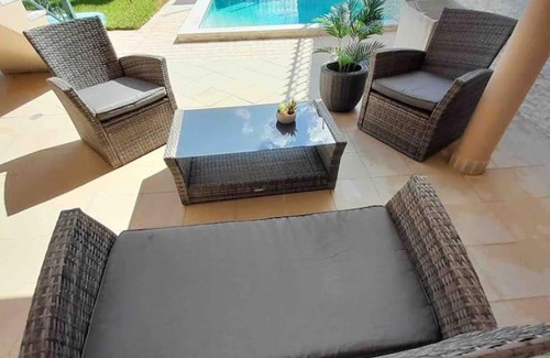 Abrantes House | Paradise House - Apartment in Villa with private pool and private garden