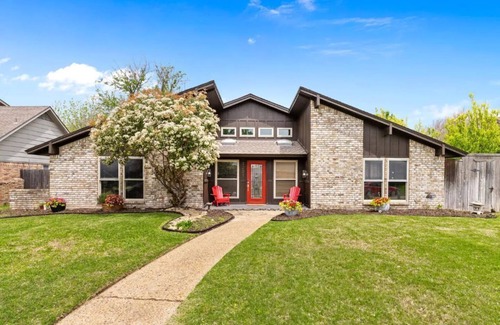 Plano House | Paradise in Plano-4 bedroom home with pool, spa and jacuzzi suite.