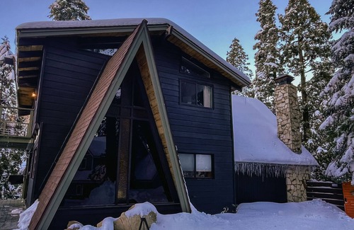 Blue Jay Cabin | Paradise in the Pines! Cozy 5-bedroom cabin w/private hot tub, fire pit & more