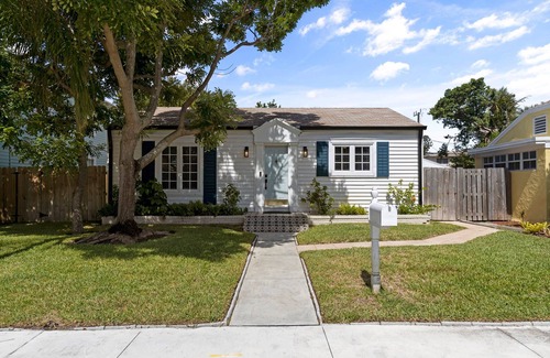 Lake Worth Cottage | Paradise on Palmway 3/2 Cottage Walk to the Beach