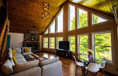 Bobcaygeon House | Paradise Palace Waterfront Cottage hottub 7bedroom with hottub