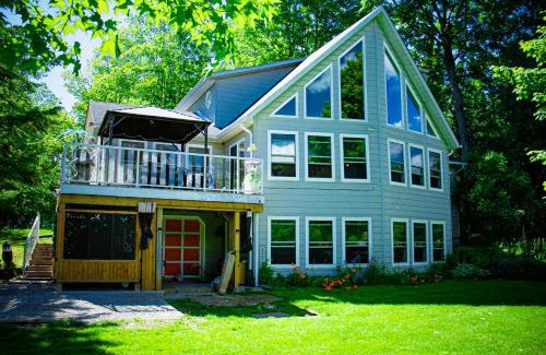 Bobcaygeon House | Paradise Palace Waterfront Cottage hottub 7bedroom with hottub