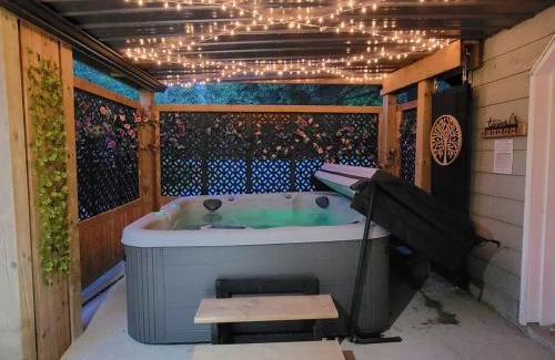 Bobcaygeon House | Paradise Palace Waterfront Cottage hottub 7bedroom with hottub