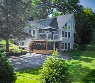Bobcaygeon House | Paradise Palace Waterfront Cottage hottub 7bedroom with hottub
