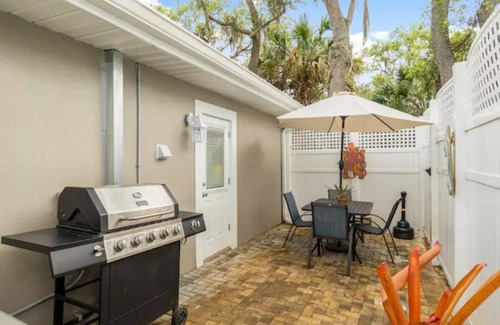 Tropic Apartment | ‘Paradise Palms 104’ Beautifully remodeled VERY large efficiency w/private patio
